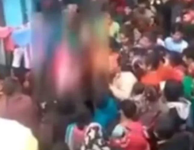 الفتى وقع في حبها.. شاهد: اختطاف امرأة من منزلها واغتصابها وحلق شعرها وسط حشد من الناس!