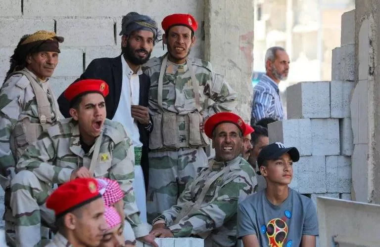 وكالة دولية تنشر صور صادمة من فيلم جاكي شان الجديد حول اليمن وكيف ظهر فيه اليمنييون وزيهم التقليدي