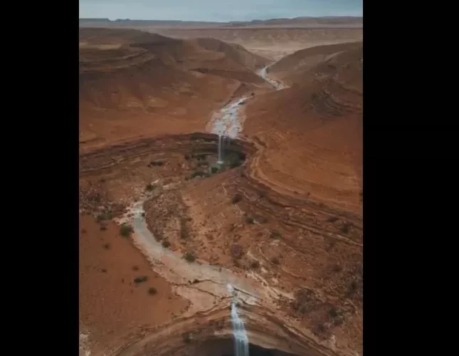شاهدبالفيديو.. لوحة بديعة لجبال طويق السعودية تفيض من المطر