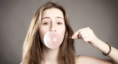 هذا ما يحدث في جسمك عن مضغ اللبان الذكر