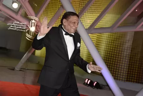 بعد صمت طويل .. الزعيم عادل إمام يرد على نجلاء فتحي وينشر الغسيل الوسخ!