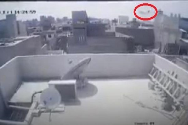 بالفيديو: لحظة سقوط الطائرة الباكستانية المنكوبة في كراتشي