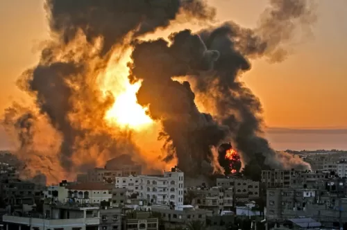 فيديو مرعب من غزة .. فلسطينية توثّق القصف الإسرائيلي لتتفاجأ باستهداف منزلها!