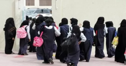 كاميرا سرية تكشف ما كان يقوم به حارس مدرسة بنات واولياء الامور يصابون بالجنون مما كشفته المقاطع المسربة