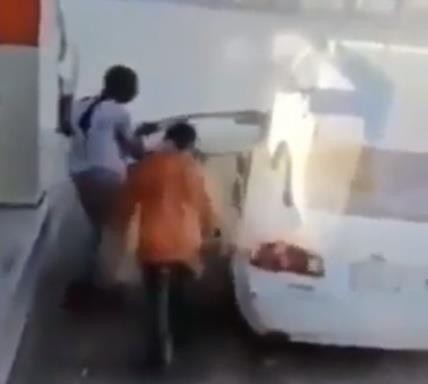 الأمن السعودي يعلن القبض على مغترب يمني بعد انتشار هذا الفيديو (شاهد)