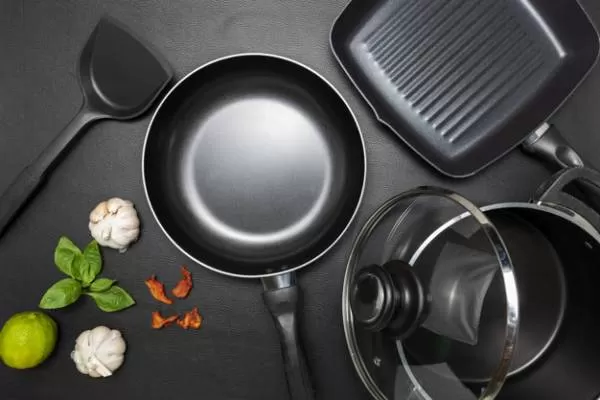 تحذير خطير استخدام هذا النوع من الصحون الموجود في كل مطبخ سبب رئيسي في الاصابة باخطر الامراض الفتاكة