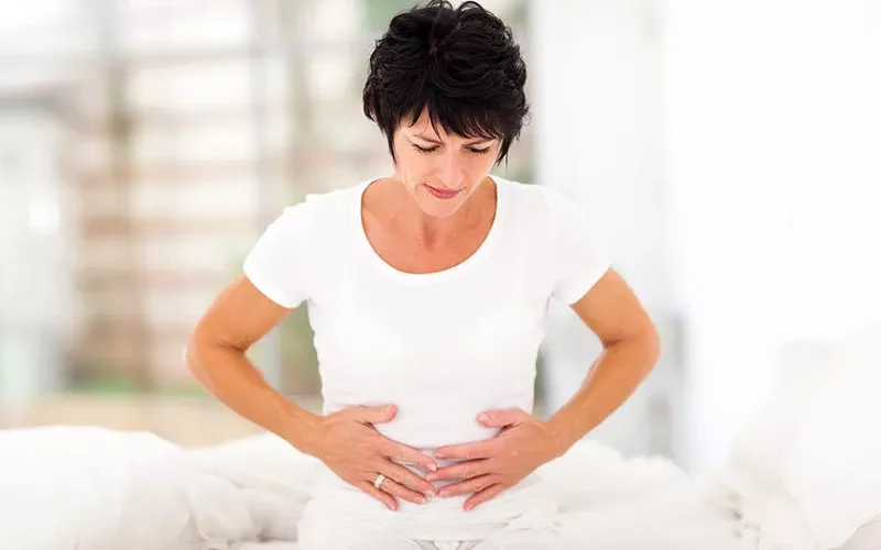 اضغط على هذا الجزء الحساس من جسمك للتخلص من الامساك في عشرة ثواني فقط