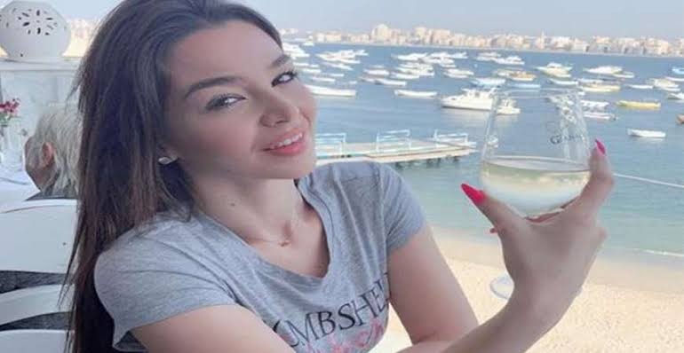 بعد ضجة مقاطعها الفاضحة.. صور للراقصة“جوهرة” داخل منازل بالكويت تثير الجدل