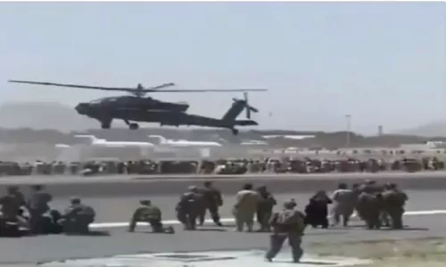 شاهد.. حركة طالبان تستعرض قواتها الخاصة بأسلحة أمريكية وملابس بيضاء