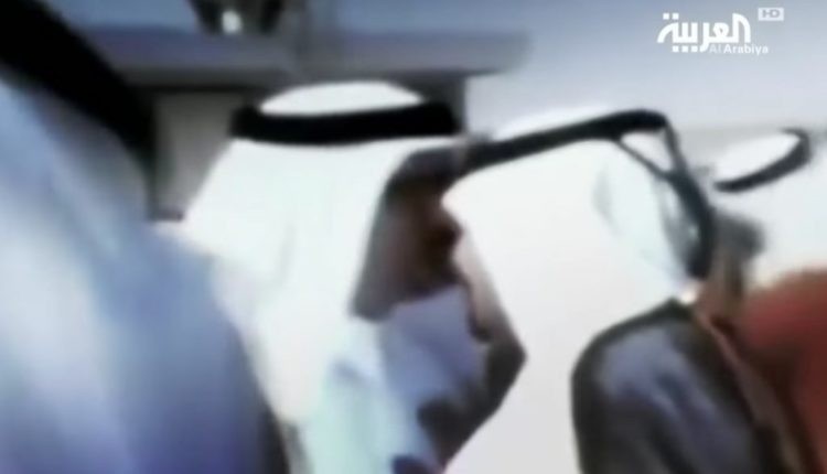 شاهد: “أبناء الدوحة” فيلم وثائقي يكشف كيف انقلب “حمد” على والده أمير قطر بعد ساعات من وداعه في المطار !