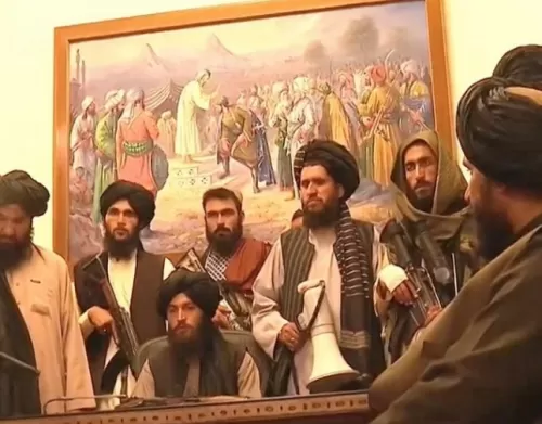 “لو عرفوا معناها لأزالوها”.. رسام يكشف قصة اللوحة التي ظهرت خلف قيادات “طالبان” في قصر الرئاسة الأفغاني