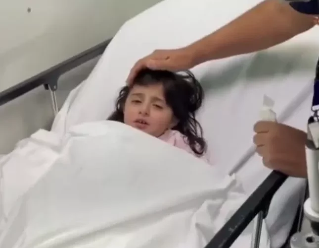 شاهد طفلة سورية تبصر بعد ست سنوات من العمى وردت فعلها تبكي الجميع