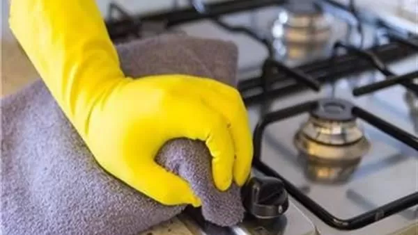 حيلة في منتهى الذكاء لتنظيف البوتاجاز بالخميرة.. هناك استخدامات أخرى للخميرة لن تصدقيها