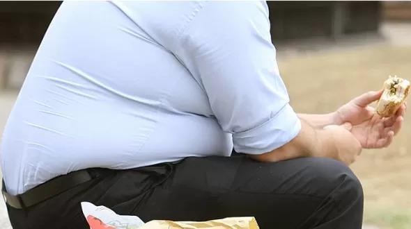 تسع عادات نقوم بها يومياً تزيد من تراكم الدهون في منطقة البطن وطرق بسيطة للتوقف عنها والتخلص من الدهون