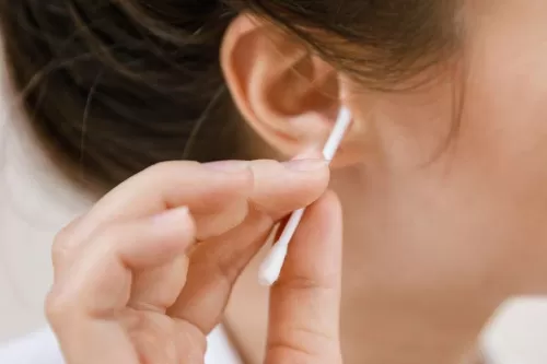 كيف تتخلص من شمع الأذن بطريقة آمنة؟