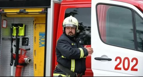 فيديو بشع لسقوط مكيف هواء ثقيل على رأس رجل اطفاء