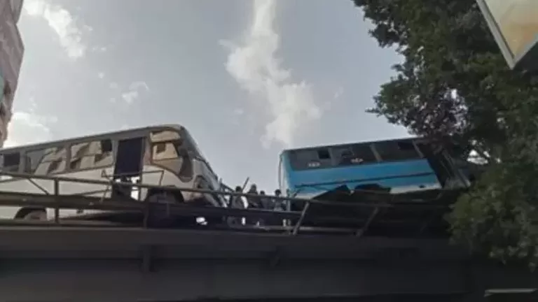 السور منع كارثة محققة.. شاهد حافلتين تتعلقان بجسر في مصر