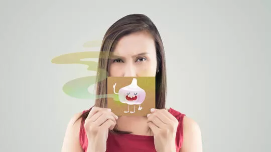 اسباب لا تتوقعها تسبب رائحة الفم الكريهة وهذه طريقة التخلص منها خلال ثواني