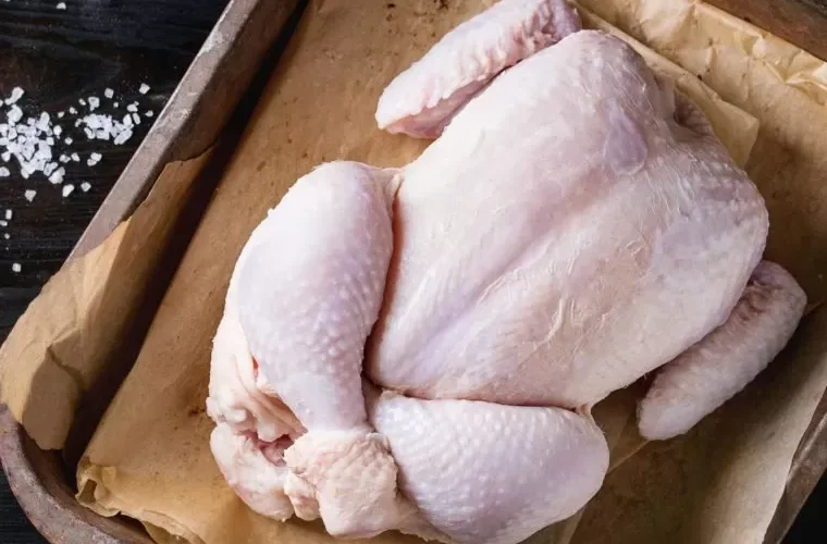 مخاطر لم يخبرك بها  احد عن اضرار غسل الدجاج قبل طبخه