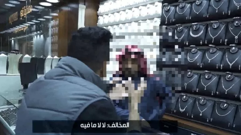 بالفيديو.. القبض على مخالفين في اكبر اسواق الرياض متخفين بعباءة المستثمر السعودي