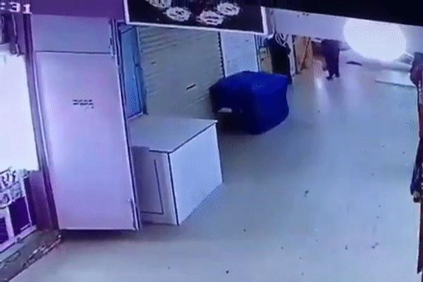 فيديو متداول لشاب يتحرش بفتاة عدة مرات ويعتدي عليها في أحد أسواق وادي الدواسر