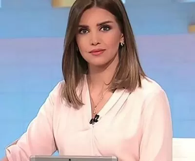 نسيت انها على الهواء… ما فعلته اجمل مذيعة في قناة الجزيرة اصاب العالم بالصدمة