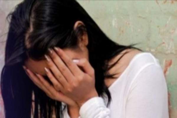 كويتي يعتدي على فتاة ويمزق ملابسها وسط الشارع وأمام المارة