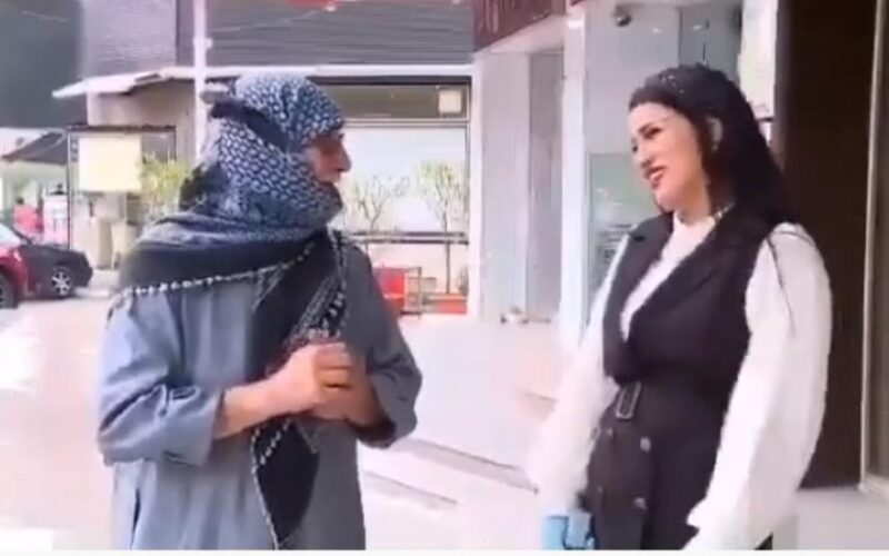 بالفيديو: خفة دم مسن عراقي تُصيب مذيعة بنوبة من الضحك.. ماذا قال لها؟