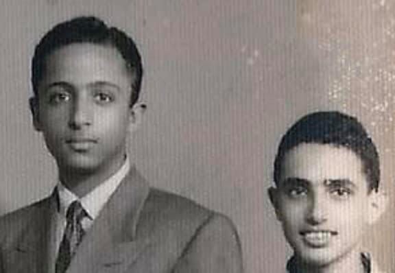 مصادفة غريبة جداً .. صورة تجمع طفلين من أبناء اليمن أحدهما تقلد منصب وزير الخارجية في الشمال والآخر في الجنوب قبل الوحدة ( الأسماء )