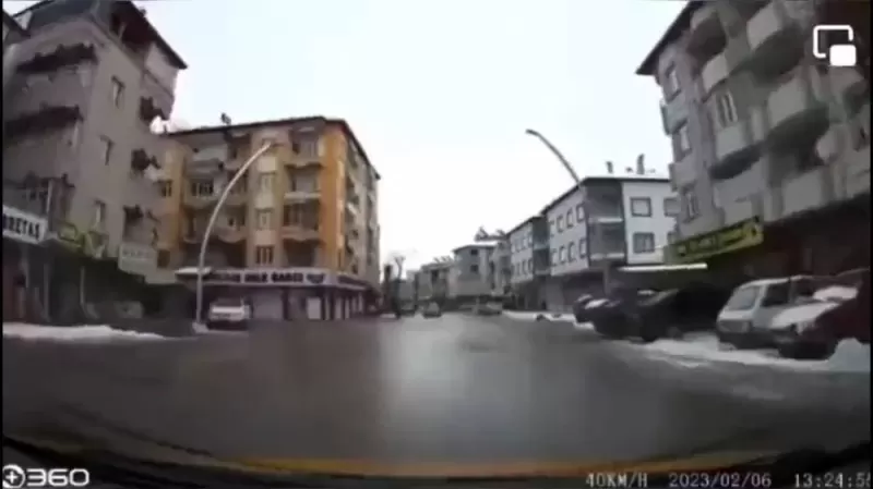 فيديو ينشر لأول مرة من كاميرا مراقبة كانت داخل سيارة يظـهر فيه كيف كانت قوة اول لحظات الزلزال وكيف تساقطت المباني الضخمة خلال ثواني