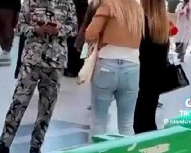 تعليق رسمي من ” شؤون المسجد النبوي ” على دخول امرأتين غير مسلمتين للمسجد النبوي بالمدينة المنورة بلباس غير مناسب