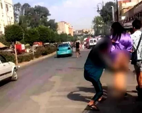 شاهد فيديو صادم من المملكة لشاب يٌعري فتاة في الشارع العام ويقوم بهذا العمل الفاضح امام الجميع دون خوف