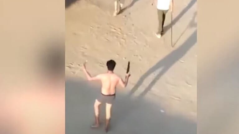 جريمة موثقة بالفيديو.. شاهد: شاب مصري يطلق النار على آخر دافع عن زوجته في شارع بالهرم !