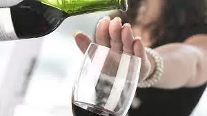 جدل في السعودية بسبب تقرير يروج لشرب الكحول!.. فيديو