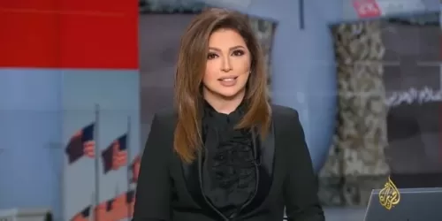 فيديو محرج على الهواء على قناة الجزيرة بعد ان نسيت هذه المذيعة انها امام الكاميرات وقامت بهذا العمل الصادم مع زميلها الوسيم