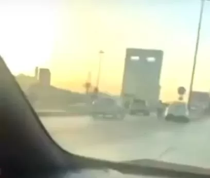 فيديو لسعودي سرق سيارة وسار بها عكس اتجاه السير وسخر من رجال الأمن فحدث له مالم يتوقعه