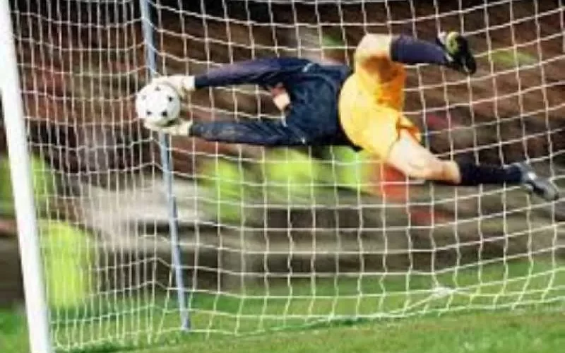 وفاة حارس مرمى بلجيكي وسط الملعب بعد تصديه لركلة جزاء.. مات من شدة الفرحة