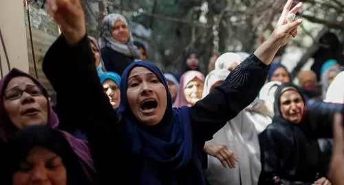 “الله يسهل عليك يابا”…مشهد مؤثر لطفل يلاحق جنازة والده في غزة