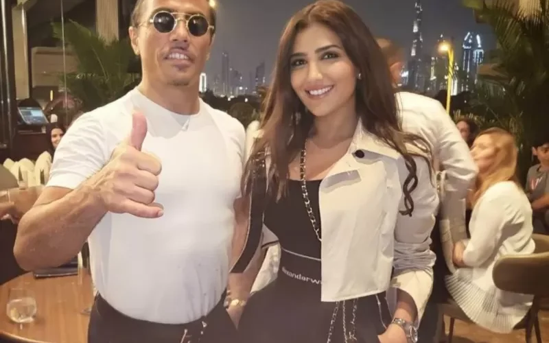 شاهد: مي عمر تثير الشيف نصرت في دبي بملابسها الفاضحة وايحاءاتها المثيرة في وجود زوجها احمد سامي