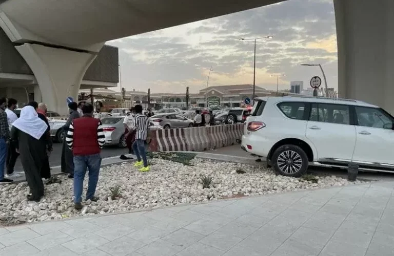 حادث مروع في الرياض ودهس أُم مع طفلها على الرصيف بطريقة بشعة