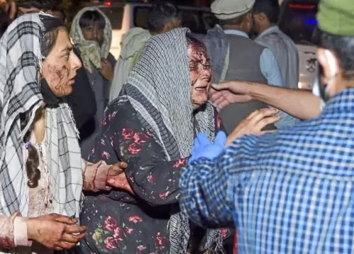 تحقيقات تكشف الطريقة المذهلة التي اخترق بها انتحاري مطار كابُل الحشود حتى وصل للبوابة واستهدف جنود امريكيين ومسلحين طالبان ومدنيين دون ان يكشف امره احد