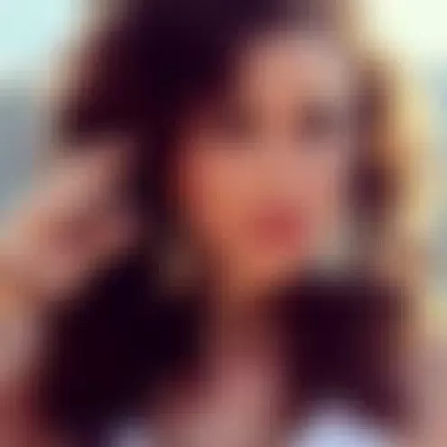 بالصور: القصة الكاملة للمشهورة السعودية التي غيرت دينها ولبست البكيني مع الحجاب وهكذا ظهرت في صورة صدمت السعوديين