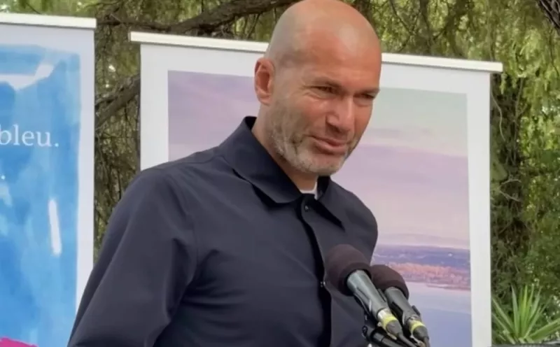 بالفيديو: زين الدين زيدان يبكي على الهواء فما علاقة السعودية؟