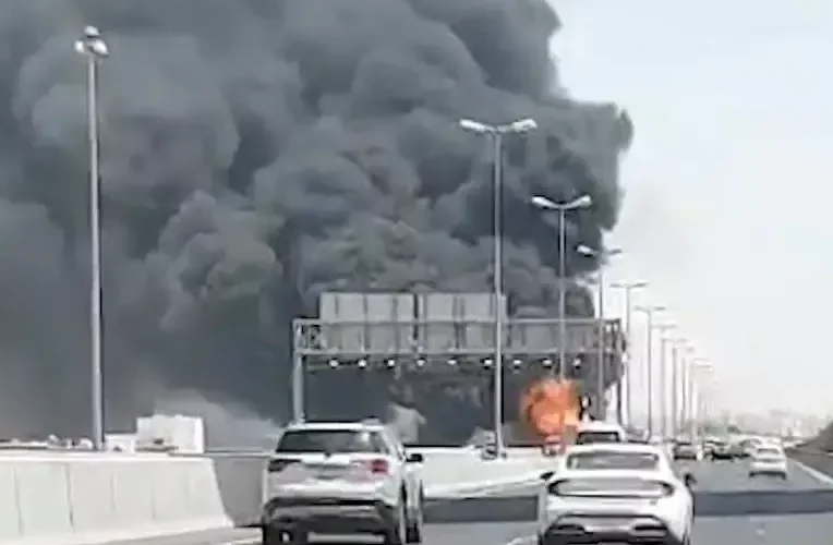 وزير الداخلية الكويتي يكشف ما حدث في الظلام وسبب كارثة ناقلة الديزل