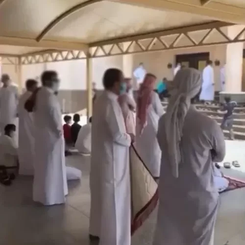 بالفيديو: إمام اكبر مساجد جدة يعلن عن تشغيل المكبرات خارج المسجد