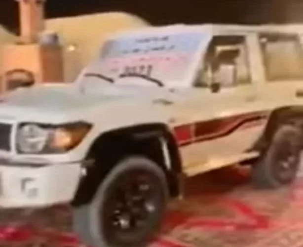 قبائل الريث السعودية تكرم مغترب يمني بسيارة جيب ربع موديل 2023 لإنقاذه شقيقين من الغرق ”فيديو”
