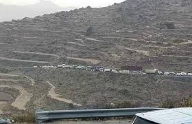 بالصور انقلاب قاطرة نقل ثقيل في نقيل سمارة تقطع الطريق