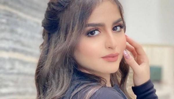 الفنانة‘‘حلا الترك’’ تلتقي شخصية يمنية مشهورة وتحتضنها وتقبلها أمام الجماهير (فيديو)