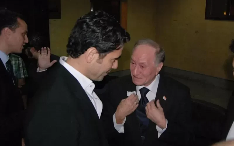 هل هي ضحكة شماتة؟ ضحك هستيري لنجوم الفن في جنازة والد احمد عز وهذا هو السر