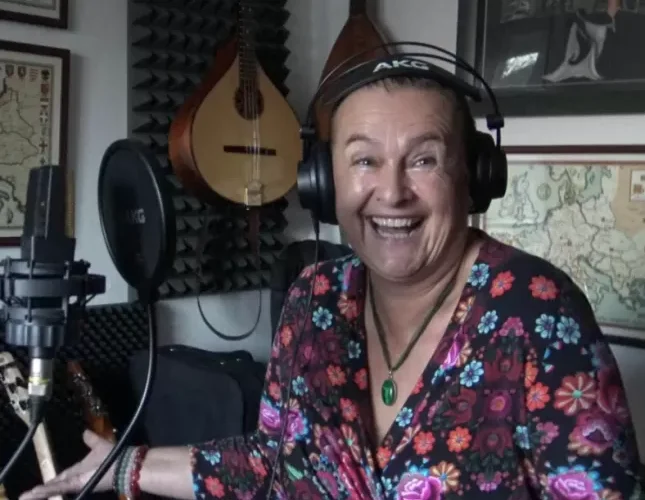 هذه الفنانة الشهيرة كانت تعارض تلقي لقاح كورونا فماتت بطريقة مروعة وهي تحاول الحصول على تصريح صحي بطريقة غريبة